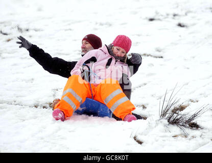 Graham Eales aus Brecon und seine Tochter Caitlin, 25, genießen den Schnee auf den Brecon Beacons. Stockfoto