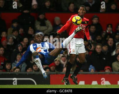 Fußball - Barclays Premier League - Manchester United / Wigan Athletic - Old Trafford. Maynor Figueroa (links) von Wigan Athletic und Antonio Valencia (rechts) von Manchester United kämpfen um den Ball Stockfoto