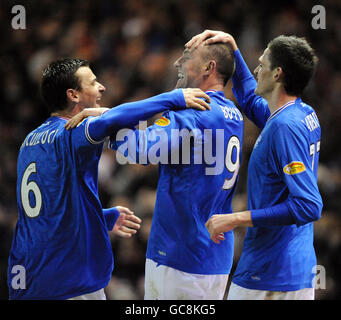 Fußball - Clydesdale Bank Scottish Premier League - Rangers gegen Dundee United - Ibrox. Kris Boyd von Ranger (Mitte) feiert sein viertes Tor während des Spiels der Clydesdale Bank Scottish Premier League in Ibrox, Glasgow. Stockfoto