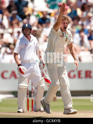 Der Südafrikaner Morne Morkel appelliert beim dritten Test in Newlands, Kapstadt, Südafrika, erfolgreich für das Wicket von Englands Paul Collingwood. Stockfoto