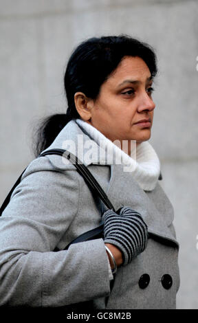 Lakhvir Kaur Singh, 40, aus Southall, West-London, kommt im Old Bailey, London an, wo sie vor Gericht gestellt wird, weil sie ihren ehemaligen Geliebten und seinen neuen Verlobten vergiftet hat. Stockfoto