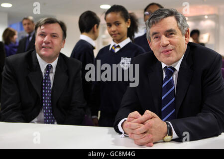 S Primary School in Hackney, East London, die Einzelunterricht in Mathematik und Englisch erhalten, in den Büros des Department of Children, Schools and Families, London. Stockfoto