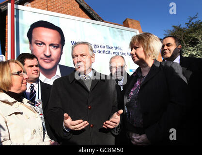 Minister Francis Maude, Minister des Schattenkabinetts, trifft während eines Besuchs in Shirley in den West Midlands auf potenzielle konservative Kandidaten für die bevorstehenden Parlamentswahlen. Stockfoto