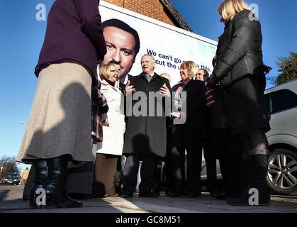 Minister Francis Maude, Minister des Schattenkabinetts, trifft während eines Besuchs in Shirley in den West Midlands auf potenzielle konservative Kandidaten für die bevorstehenden Parlamentswahlen. Stockfoto