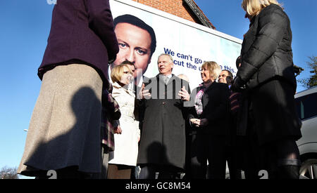 Minister Francis Maude, Minister des Schattenkabinetts, trifft während eines Besuchs in Shirley in den West Midlands auf potenzielle konservative Kandidaten für die bevorstehenden Parlamentswahlen. Stockfoto