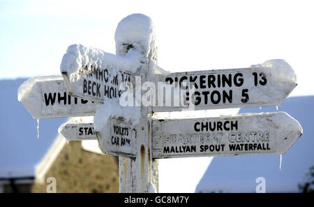 Ein Wegweiser in Goathland auf den North Yorkshire Moors, während sich schwere Schneefälle im Osten Großbritanniens fortsetzen. Stockfoto