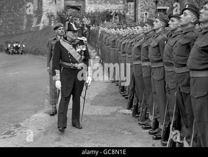 Winston Churchill inspiziert eine Ehrenwache des 4. Coast Training Regiment Royal Artillery in Dover Castle. Winston Churchill wurde vom Gericht von Shepway in Dover zum Lord Warden der Cinque Ports ernannt. Stockfoto