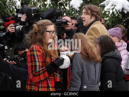 Jonathan Ross bringt Tassen Tee zu den wartenden Medien außerhalb seines Hauses im Norden Londons, nachdem er angekündigt hatte, dass er die BBC verlassen werde. Stockfoto