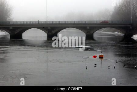 Der Fluss Lagan in Belfast, während der Winter in der ganzen Provinz gefriert. Stockfoto