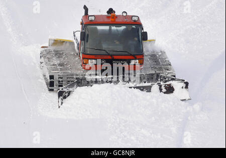 Ein Schneepflug auf Glenshee in Schottland, da kaltes Wetter weiterhin das Land zu greifen. Stockfoto