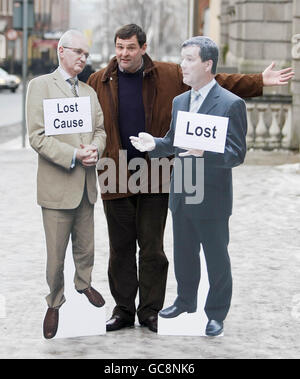 Shane McEntee, Sprecher von Fine Gael Transport, posiert mit (von links nach rechts) Ausschnitten von Umweltminister John Gormley und Verkehrsminister Noel Dempsey bei einer Pressekonferenz, um die schlechten Wetterverhältnisse der Parteien vor der Leinster Road in Dublin hervorzuheben. Stockfoto