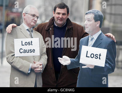 Shane McEntee, Sprecher von Fine Gael Transport, posiert mit (von links nach rechts) Ausschnitten von Umweltminister John Gormley und Verkehrsminister Noel Dempsey bei einer Pressekonferenz, um die schlechten Wetterverhältnisse der Parteien vor der Leinster Road in Dublin hervorzuheben. Stockfoto