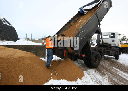 Sand wird an das Brome Sand and Salt Depot in Norfolk geliefert, um bei Winterwetter auf den Straßen vor Ort eingesetzt zu werden. Stockfoto