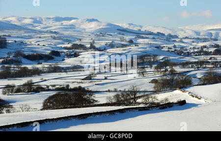 Eine allgemeine Ansicht von Wensleydale in den Yorkshire Dales unter einer dicken Schneedecke. Stockfoto