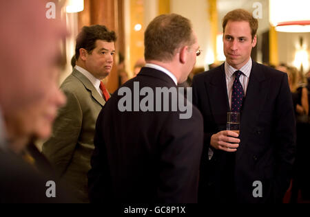 Der Wohltätigkeitspatron Prinz William spricht mit den Gästen bei einem Empfang im Zentrum von London anlässlich des zwanzigsten Jahrestages der Gründung des 'Tusk' Trust. Stockfoto