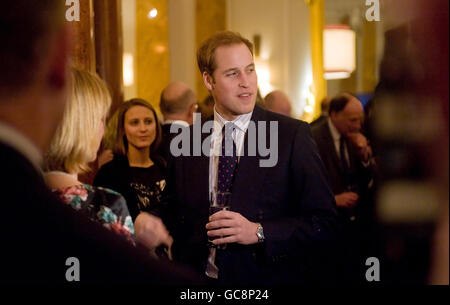 Der Wohltätigkeitspatron Prinz William spricht mit den Gästen bei einem Empfang im Zentrum von London anlässlich des zwanzigsten Jahrestages der Gründung des 'Tusk' Trust. Stockfoto