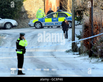 Polizeisiegel einer Straße im Randalstown-Gebiet von Co Antrim, nachdem ein Polizist schwer verletzt wurde, als eine Bombe unter seinem Auto explodierte. Stockfoto