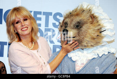 Die Schauspielerin Joanna Lumley mit der Figur von Frau Tiggywinkle aus den Erzählungen von Beatrix Potter im Royal Opera House in London, um eine besondere Familienaufführung der Oper La Boheme am Valentinstag anzukündigen, Und Ballet die Geschichten von Beatrix Potter in der Oper, die das gesamte Auditorium der Charity Tickets for Trupps gespendet hat. Stockfoto