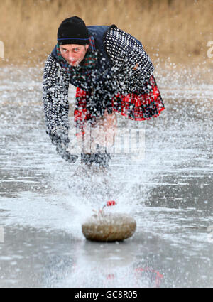 Curler Kenny Kinnear wirft einen Stein auf die nasse Oberfläche des Lake of Menteith, als das Tauwetter beginnt. Ein Curling-Turnier im Freien wurde abgesagt, weil die Rettungsdienste sagten, dass sie die Sicherheit der Spieler nicht garantieren könnten. Stockfoto