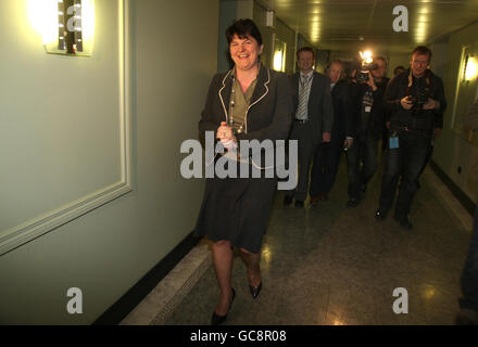 Die amtierende Nordirland-erste Ministerin, Arlene Foster, kommt heute in Stormont an, an ihrem ersten Tag als Ministerin, nachdem Peter Robinson gestern abgesagt hat. Stockfoto