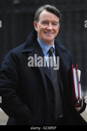 Wirtschaftsminister Lord Mandelson verlässt eine Kabinettssitzung in Downing Street, London. Stockfoto