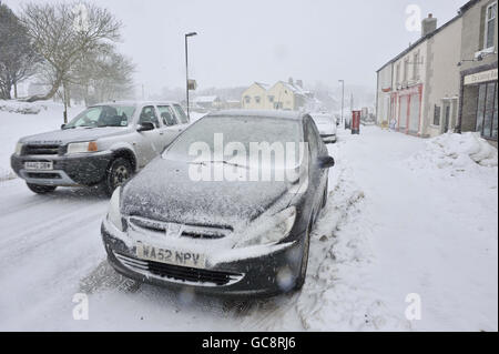 Winterwetter am 12. Januar. Schnee auf Autos, wenn im Südwesten Großbritanniens in der Nähe von Two Bridges, Dartmoor, Devon, ein neuer Schnee fällt. Stockfoto