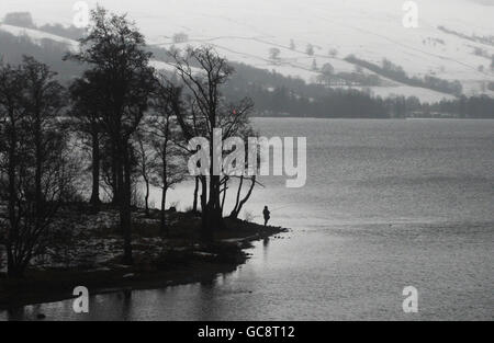 Angler nehmen am ersten Tag der Lachsfischsaison auf dem Fluss Tay, Perthshire, Teil. Stockfoto