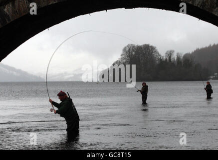 Angler nehmen am ersten Tag der Lachsfischsaison auf dem Fluss Tay, Perthshire, Teil. Stockfoto