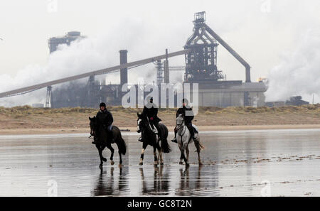 Da die Temperaturen steigen und die Aussicht auf Turf-Rennen steigt viele Northern Trainer halten ihre Pferde fit auf Redcar Strand. Stockfoto