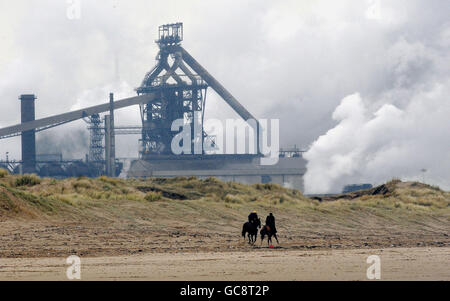 Da die Temperaturen steigen und die Aussicht auf Turf-Rennen steigt viele Northern Trainer halten ihre Pferde fit auf Redcar Strand. Stockfoto