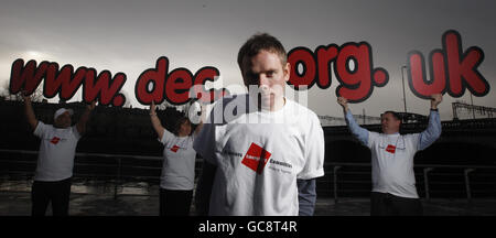 Stuart Murdoch (vorne), Sänger von Belle und Sebastian nach dem Start des Erdbebenaufruchs in Haiti durch das Katastrophenschutzkomitee im Jury's Inn in Glasgow. Stockfoto