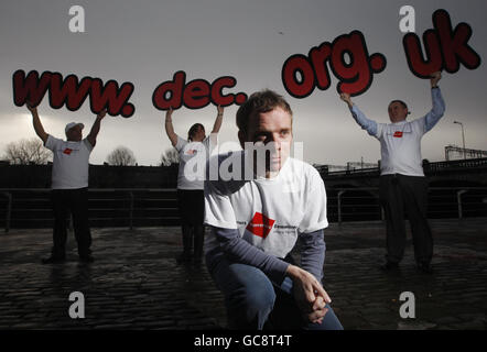 Stuart Murdoch (vorne), Sänger von Belle und Sebastian nach dem Start des Erdbebenaufruchs in Haiti durch das Katastrophenschutzkomitee im Jury's Inn in Glasgow. Stockfoto