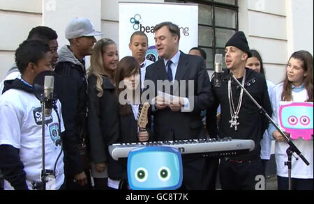 Videograb aus einem Video der Pressevereinigung vom 12/11/2009 von NDubz (von links nach rechts) Fazer, Tulisa und Dappy bei der Veröffentlichung eines neuen Liedes zur Förderung der Anti-Mobbing-Woche mit dem Staatssekretär für Kinder, Schulen und Familien Ed Balls MP (Mitte) im Zentrum von London. Stockfoto