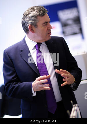 Brown besucht das Katastrophenschutzkomitee. Gordon Brown besucht die Büros des Katastrophenschutzkomitees im Norden Londons. Stockfoto