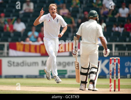Englands Stuart Broad feiert den Abschwund von Südafrikas Hashim Amla beim vierten Testspiel bei The Wanderers, Johannesburg, Südafrika. Stockfoto