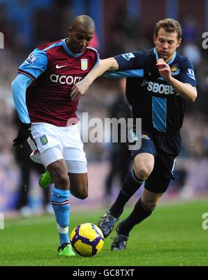 Fußball - Barclays Premier League - Aston Villa gegen West Ham United - Villa Park. Ashley Young von Aston Villa (links) und Jonathan Spector von West Ham United (rechts) kämpfen um den Ball Stockfoto