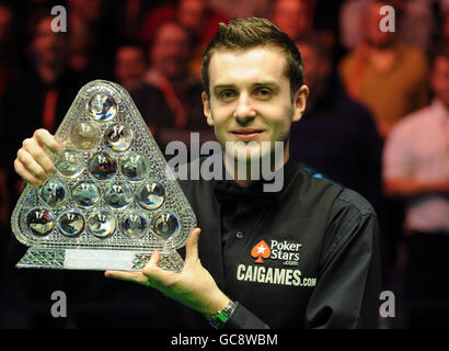 Mark Selby feiert den Sieg gegen Ronnie O'Sullivan im Finale der Masters in der Wembley Arena, London. Stockfoto