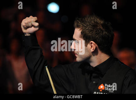 Mark Selby feiert den Sieg gegen Ronnie O'Sullivan im Finale der Masters in der Wembley Arena, London. Stockfoto