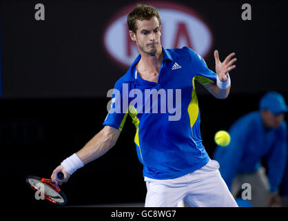 Andy Murray im Einsatz gegen Kevin Anderson während des ersten Tages der Australian Open 2010 im Melbourne Park, Melbourne, Australien. Stockfoto