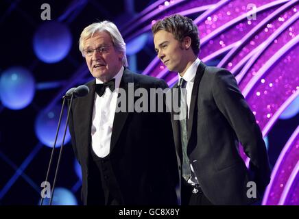 National Television Awards 2010 - Show - London. William Roache (links) und Jack Shepherd während der National Television Awards 2010 in der 02 Arena, London. Stockfoto