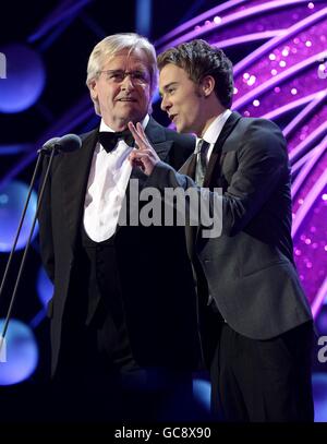 William Roache (links) und Jack Shepherd während der National Television Awards 2010, in der 02 Arena, London. Stockfoto