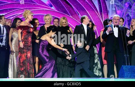 Mitglieder der Coronation Street Cast sammeln den besten Preis für Serial Drama während der National Television Awards 2010 in der 02 Arena, London. Stockfoto