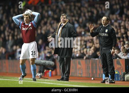 Blackburn Rovers Manager Sam Allardyce und Aston Villa Manager Martin O'Neill (rechts) schaut zu, wie Stephen Warnock einen Wurf macht Zoll Stockfoto