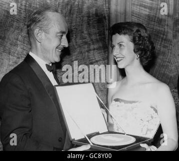 Die amerikanische Schauspielerin Betsy Blair und der britische Schauspieler Alec Guinness bei der Verleihung der British Film Academy Awards im Odeon Theatre, Leicester Square, London. Miss Blair gewann den Preis für die beste ausländische Schauspielerin für ihre Rolle im Film „Marty“ und Mr Guinness erhielt den Preis für die beste britische Schauspielerin im Namen der 78-jährigen Katie Johnson für ihre Leistung als exzentrische Witwe in „The Ladykillers“, in der auch Guinness spielte. Stockfoto