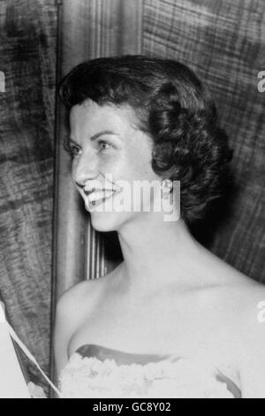 Die amerikanische Schauspielerin Miss Betsy Blair, die für ihre Darbietung in „Marty“ bei den British Academy of Film Awards am Odeon Leicester Square, London, die Auszeichnung als beste ausländische Schauspielerin erhielt. Stockfoto