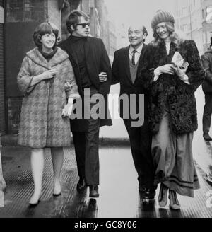 Vanessa Redgrave (rechts) schlendert mit dem unerwarteten Besucher des amerikanischen Schauspielers Warren Beatty (zweiter von links) und dem Regisseur ihres Films, Karel Reisz und seiner Frau, der amerikanischen Schauspielerin Betsy Blair. Stockfoto