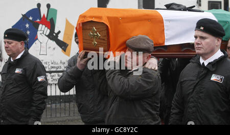 Der Sarg des Derry-Dissidenten Republikaners Jim Gallagher führt durch das Bogside-Viertel von Belfast, auf dem Weg zur St. Columbas Church für die Requiem-Messe. Stockfoto