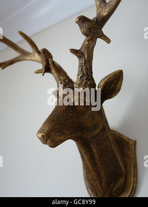 Eine gefälschte Hirschkopf an der Wand montiert Stockfoto