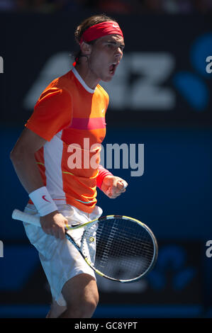 Tennis - Australian Open 2010 - Tag 7 - Melbourne Park. Rafael Nadal feiert den Sieg gegen Ivo Karlovic Stockfoto