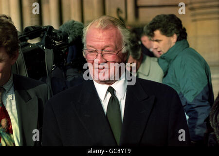 BILLY BINGHAM, EHEMALIGER MANAGER FÜR NORDIRLAND, BEIM MEMORIAL FÜR FUSSBALLSPIELER DANNY BLANCHFLOWER IN DER BELFAST'S ST.ANN'S CATHEDRAL. Stockfoto